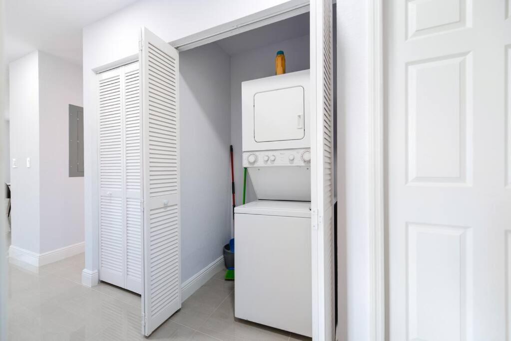 Casa de férias Lovely 3 Bedrooms 2 Bathroom At Liberty City Miami